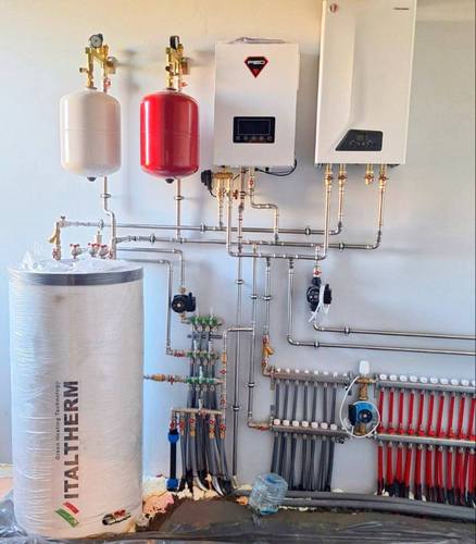 Фото обвязки котельной с настенным котлом и бойлером ITALTHERM